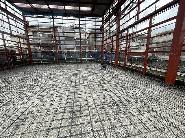 Tulangan baja pada lantai beton gudang sebelum pengecoran